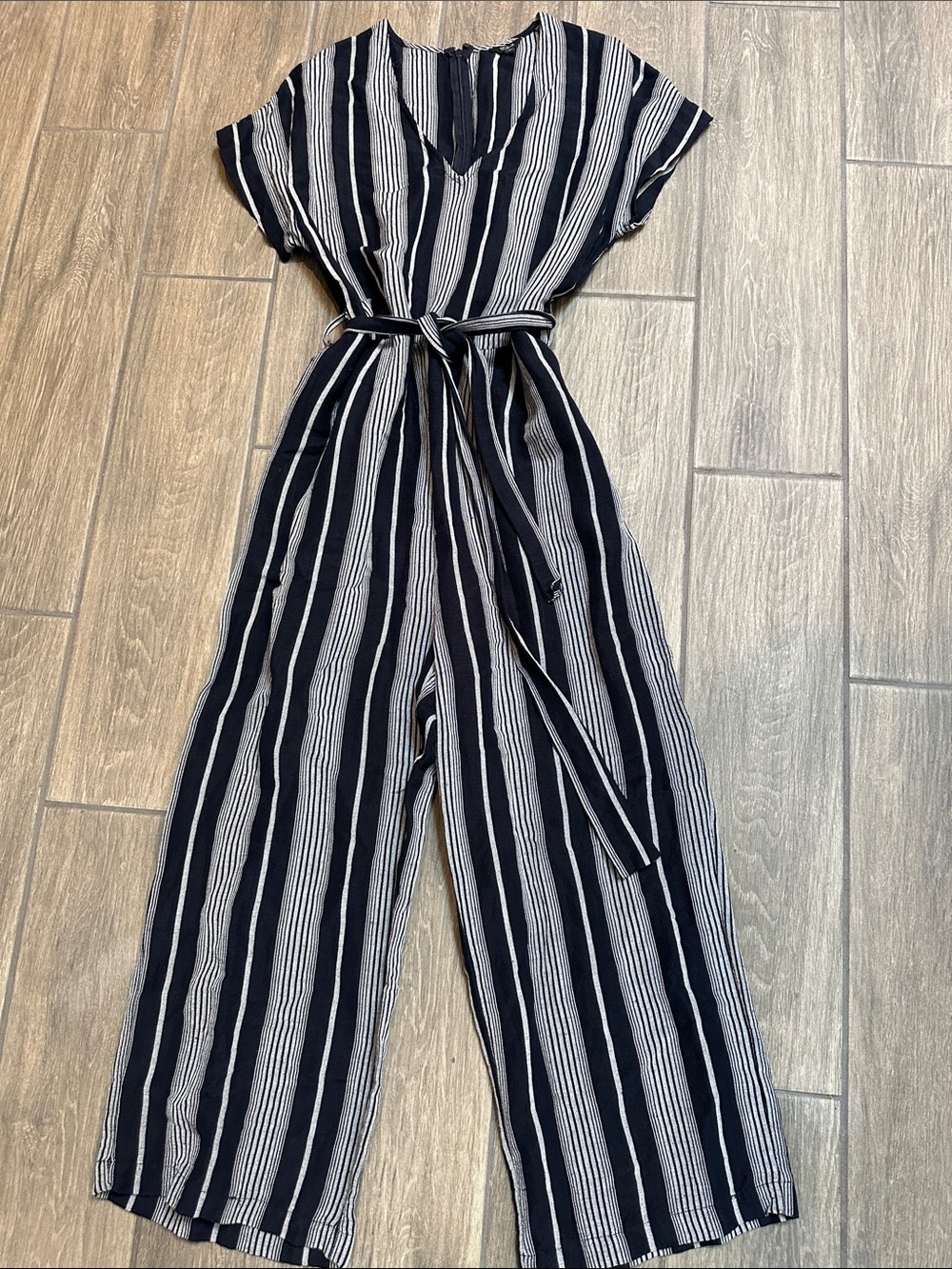 Rails Women’s Angela Navy Strip Romper with Wide Leg & Short Sleeves. Size M.